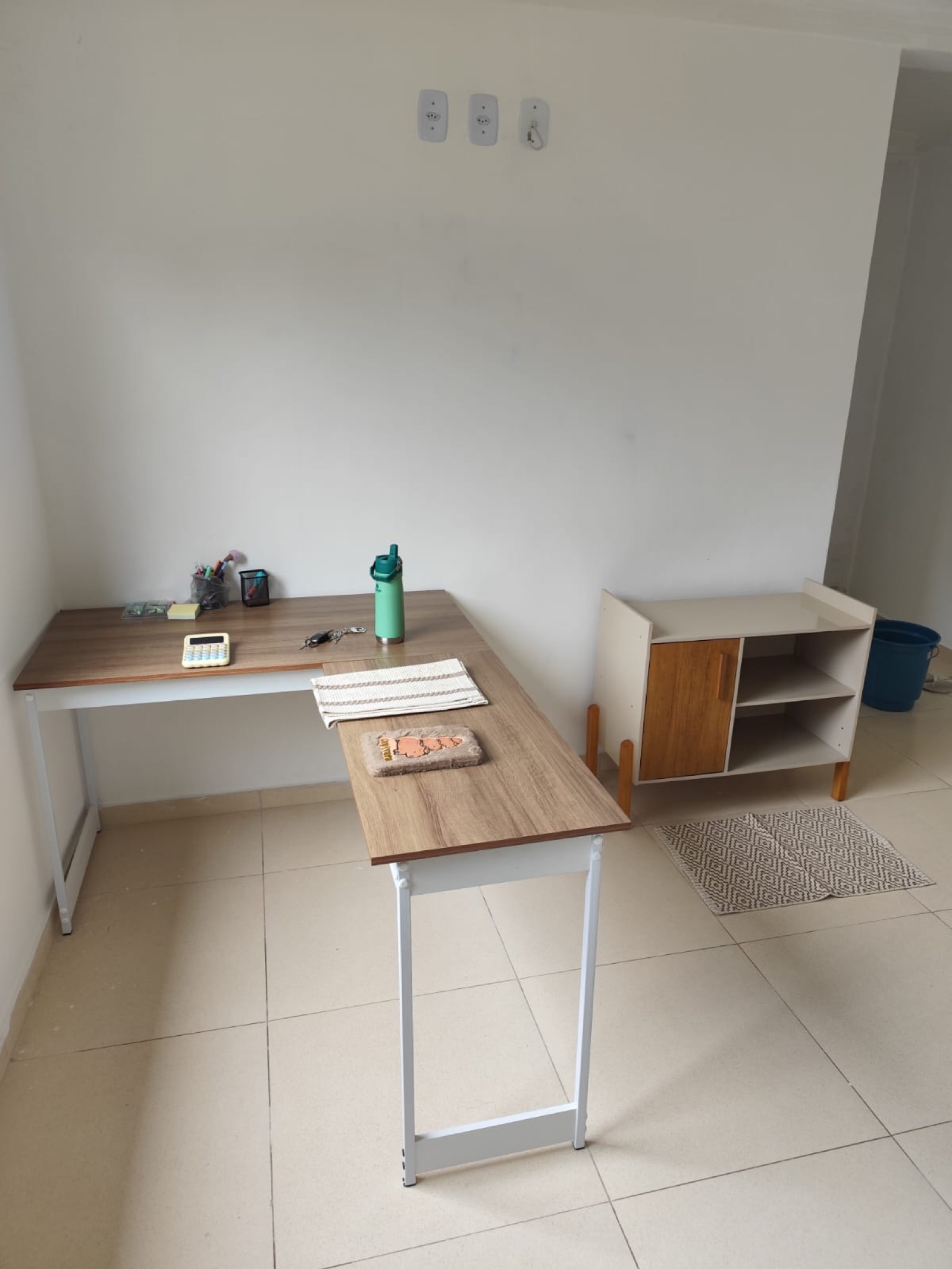 Novo escritório da TR Maizena com mesas em L, plantas e decoração organizada