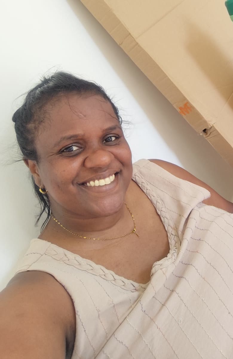 Jaine, sócia-gestora da TR Maizena, sorrindo durante a montagem do novo escritório
